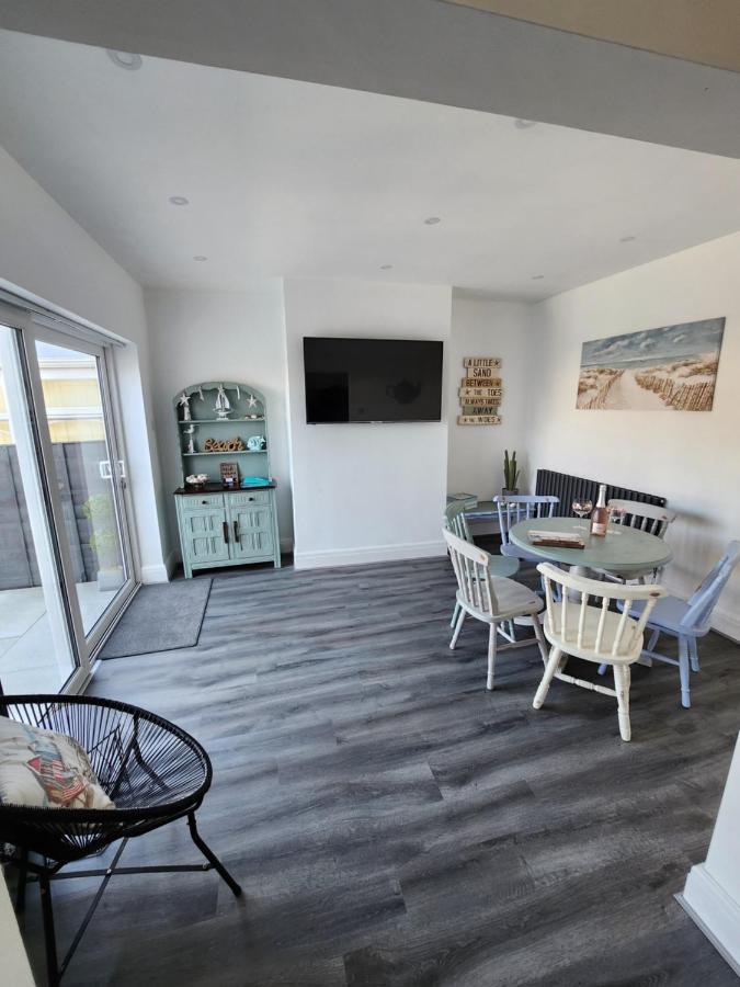 Delightful Newly Renovated 3-bed House With Garden Hut Hébergement de vacances