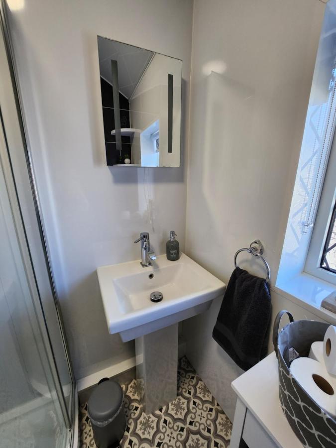 Hébergement de vacances Delightful Newly Renovated 3-bed House With Garden Hut *