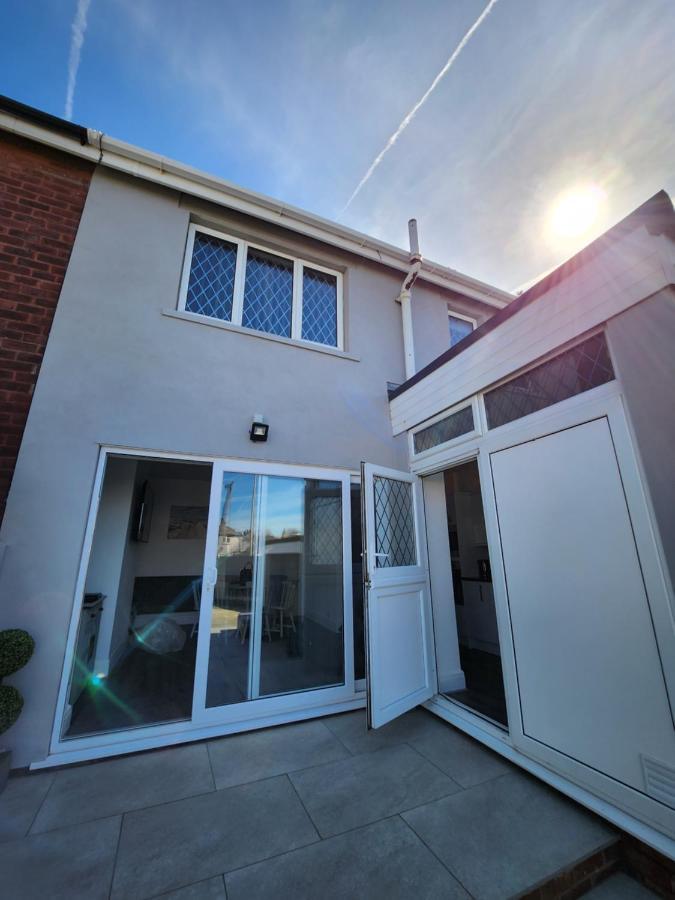 Delightful Newly Renovated 3-bed House With Garden Hut Casa vacanze Blackpool