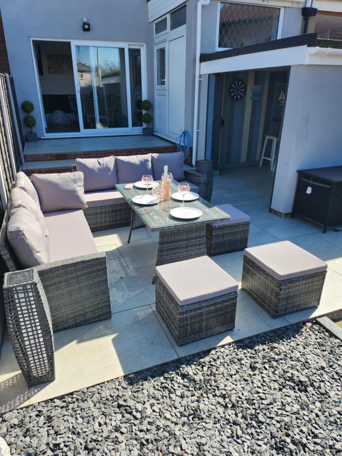 Delightful Newly Renovated 3-bed House With Garden Hut Casa vacanze Blackpool