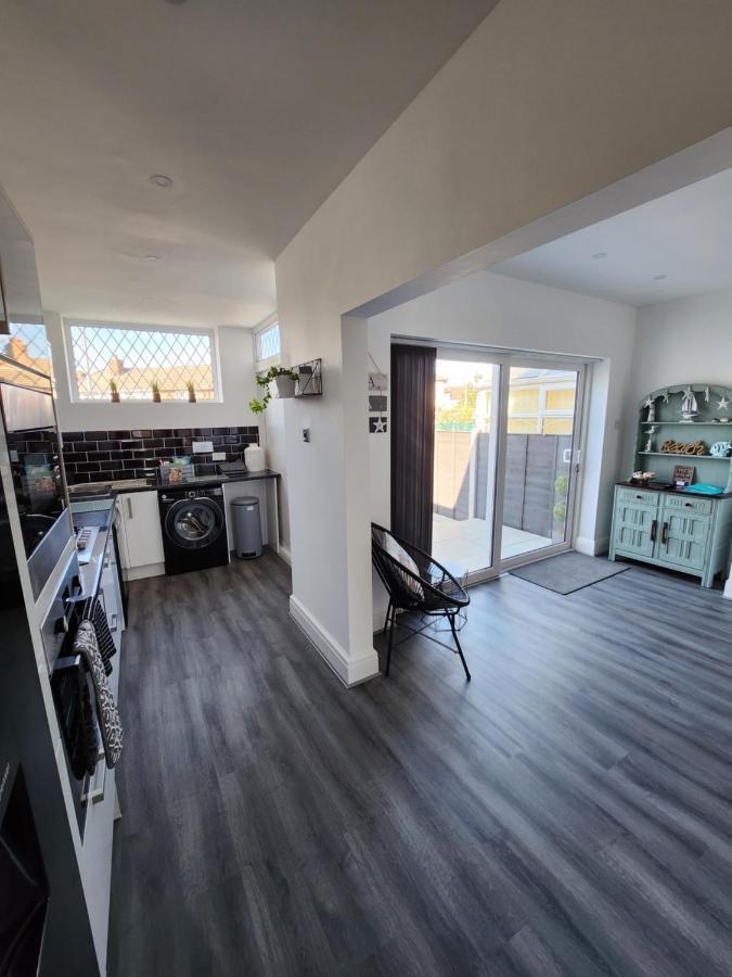 Casa vacanze Delightful Newly Renovated 3-bed House With Garden Hut Blackpool