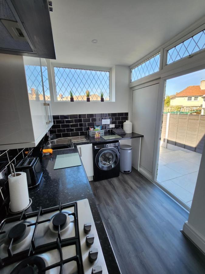 Delightful Newly Renovated 3-bed House With Garden Hut Casa vacanze Blackpool