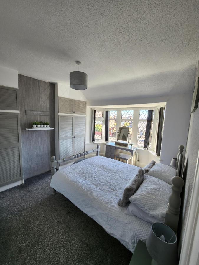 Delightful Newly Renovated 3-bed House With Garden Hut Casa vacanze Blackpool